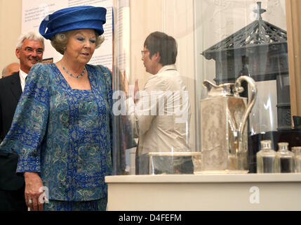 Königin Beatrix der Niederlande besucht das Schloss Kurfürst Prinzen ("Kurfuerstliches Schloss") in Bad Arolsen, Deutschland, 3. Juli 2008, wo eine Ausstellung über ihre Urgroßmutter, Königin der Niederlande und Prinzessin Emma von Waldeck und Pyrmont (1858 – 1934), auf dem Display anlässlich ihres 150. Geburtstages war. Foto: Patrick van Katwijk Stockfoto