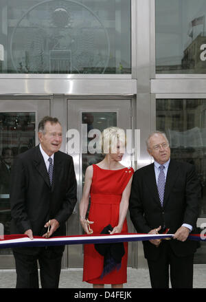 Ehemalige US-Präsident George Bush senior (L), US-Botschafter, Germany William Timken (R) und seine Frau, die Sue Timken (C) schneiden Sie das Band vor dem Eingang bei der feierlichen Eröffnung der neuen US-Botschaft am 'Paris Square' ('Pariser Platz') neben dem Brandenburger Tor in Berlin, 4. Juli 2008. Nach fast 70 Jahren hat die US-Botschaft an seinem alten Standort neben Brandenburg zurückgegeben Stockfoto