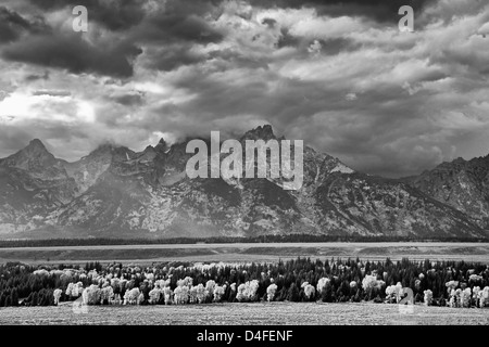 Wolken über den Bergen in ländlichen Landschaft Stockfoto