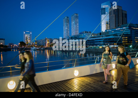 BUENOS AIRES - ca. NOVEMBER 2012: Menschen der Brücke "La Mujer" in der Nähe von Puerto Madero, ca. November 2012. Dies ist ein beliebtes Touristenziel mit über 2,5 Millionen Besuchern jährlich. Stockfoto