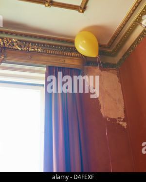 Ballon schwebt in kunstvollen Zimmerecke Stockfoto