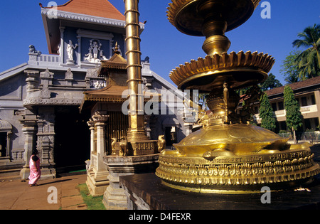 Riesige Lampe am Mahalsa hindu-Tempel. Mardol, Ponda.l Goa. Indien. Stockfoto