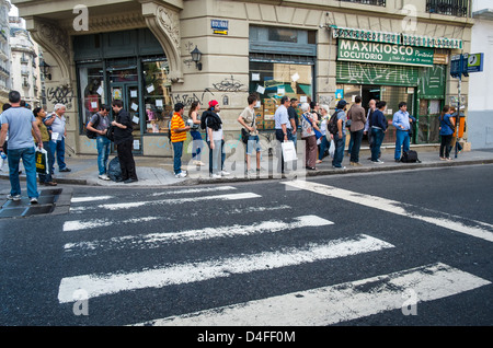 BUENOS AIRES - ca. NOVEMBER 2012: Einheimische wartet des Bus im Stadtteil San Telmo, ca. November 2012. Die Stadt ist ein sehr beliebtes Touristenziel mit über 2,5 Millionen Besuchern jährlich. Stockfoto