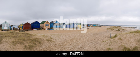 Panorama von Mudeford Strand und farbigen Strandhütten am Ende des Hengistbury Head, Dorset, Großbritannien Stockfoto