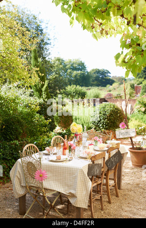 Tisch für Outdoor-Hochzeit Stockfoto