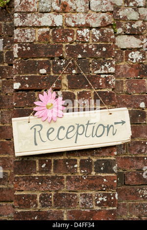 "Rezeption" Schild an Wand Stockfoto