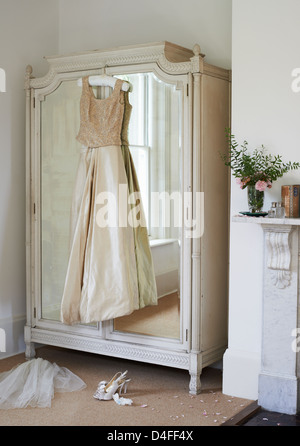 Brautkleid von Kleiderschrank hängen Stockfoto