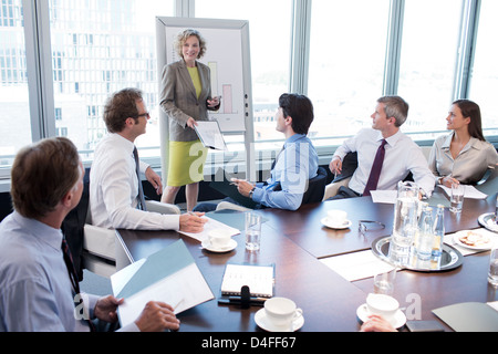 Geschäftsfrau, reden bei treffen Stockfoto