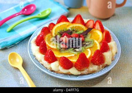 Blätterteig mit Obst. Rezept zur Verfügung. Stockfoto