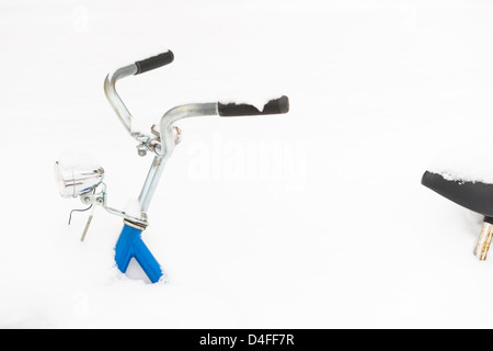 Fahrrad in Schnee bedeckt, Schweden Stockfoto