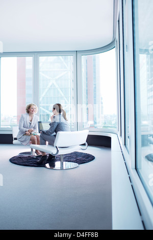 Unternehmerinnen im Gespräch im Büro lobby Stockfoto