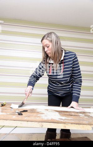 Applying Frau dekorieren Sie ihr Zuhause. Stockfoto