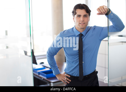 Geschäftsmann, stehend im Büro Flur Stockfoto