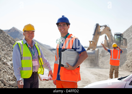 Arbeitnehmer und Unternehmer stehen im Steinbruch Stockfoto