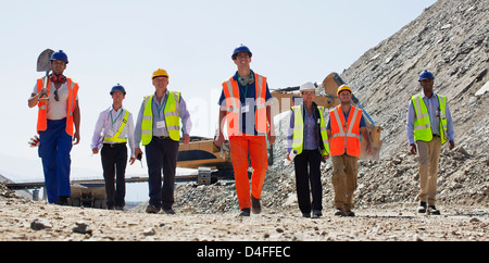 Arbeitnehmer und Geschäftsleute zu Fuß im Steinbruch Stockfoto
