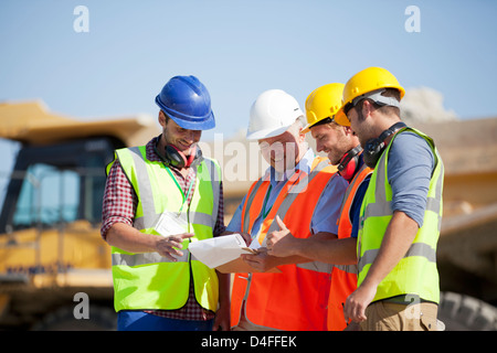 Arbeitnehmer und Unternehmer sprechen im Steinbruch Stockfoto