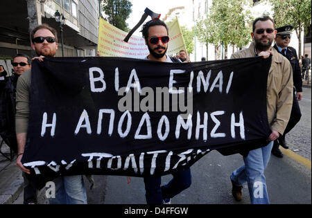 Athen, Griechenland. 13. März 2013. Ein Mann hält einen Banner mit einer Axt im Kopf während einer Protestaktion von den Mitarbeitern des Kulturministeriums in Athen auf die 13.03.2013. Aufgrund der in Folge 24-Stunden-Streik von Mitarbeitern sollten staatliche Museen und archäologischen Stätten bis die 19.03.2013 geschlossen. Die Mitarbeiter streiken gegen die geplante Umstrukturierung der Kulturverwaltung und fordern Sie einen separaten Ministerium für Kultur, wie es vorher war.  Bildnachweis: Kunst der Fokus / Alamy Live News Stockfoto