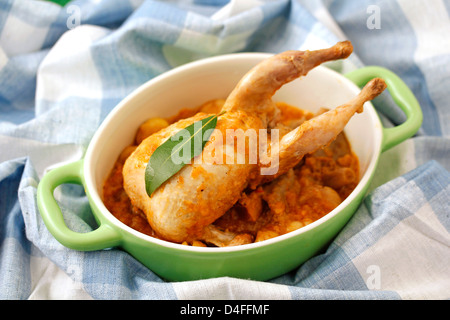 Wachteln Sie mit Kastanien und Pilze. Rezept zur Verfügung. Stockfoto