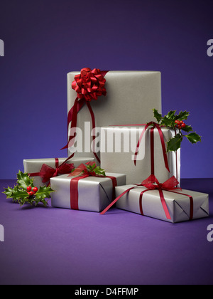 Stapel von verpackte Weihnachtsgeschenke Stockfoto