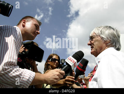 Formel eine Supremo Bernie Ecclestone (R) gibt ein TV-Interview auf der Koppel vor Beginn des Grand Prix von Ungarn am Hungaroring Rennstrecke in der Nähe von Budapest, Ungarn, 3. August 2008. Foto: FELIX HEYDER Stockfoto