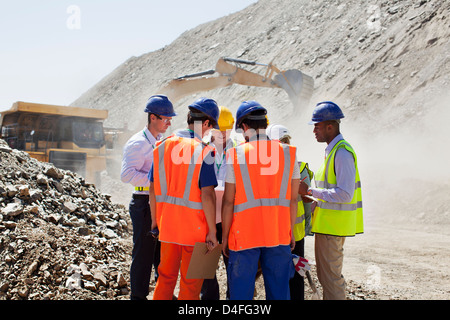 Arbeiter im Steinbruch im Gespräch Stockfoto