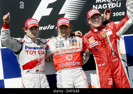 Finnische Formel-1-Pilot Heikki Kovalainen der McLaren Mercedes (C), deutsche Formel 1-Fahrer Timo Glock von Toyota (L) und finnischen Formel-1-Fahrer Kimi Räikkönen Ferrari (R) stellen auf dem Podium nach Kovalainen gewann den Grand Prix und Glock belegte den zweiten Platz auf der Rennstrecke Hungaroring in der Nähe von Budapest, Ungarn, 3. August 2008. Foto: FELIX HEYDER Stockfoto