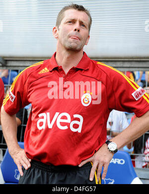 Trainer Michael Skibbe türkischen Fußballvereins Galatasaray Istanbul beobachtet das Freundschaftsspiel Istanbul Vs deutsche Bundesliga Fußball Verein TSG 1899 Hoffenheim "Carl Benz Stadion" in Mannheim, Deutschland, 1. August 2008. Foto: Ronald Wittek Stockfoto