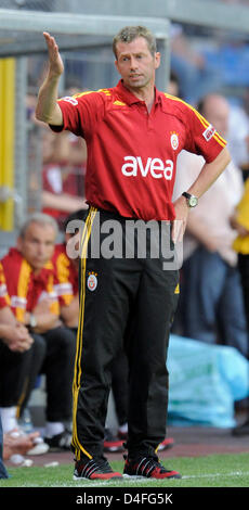 Trainer Michael Skibbe türkischen Fußballvereins Galatasaray Istanbul beobachtet das Freundschaftsspiel Istanbul Vs deutsche Bundesliga Fußball Verein TSG 1899 Hoffenheim "Carl Benz Stadion" in Mannheim, Deutschland, 1. August 2008. Foto: Ronald Wittek Stockfoto