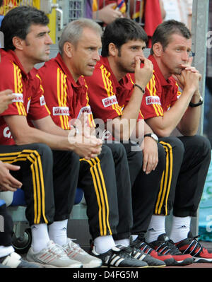 Trainer Michael Skibbe (R) der türkische Fußballverein Galatasaray Istanbul beobachtet das Freundschaftsspiel Istanbul Vs deutsche Bundesliga Fußball Verein TSG 1899 Hoffenheim "Carl Benz Stadion" in Mannheim, Deutschland, 1. August 2008. Foto: Ronald Wittek Stockfoto