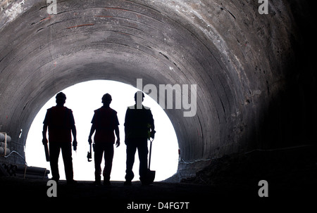 Silhouette der Arbeiter im tunnel Stockfoto