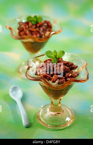 Tiramisu-Becher mit kandierten Mandeln. Rezept zur Verfügung. Stockfoto