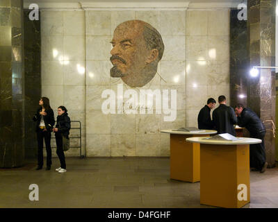 Lenin bleibt in Ploshchad Revolyutsii Metro-Station in Moskau, Russland, 9. Mai 2008 präsent. Foto: Bjoern Steinz Stockfoto