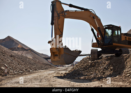 Bagger arbeiten im Steinbruch Stockfoto