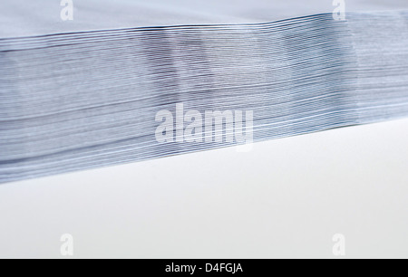 Stapel von Briefumschlägen auf weißem Hintergrund Stockfoto