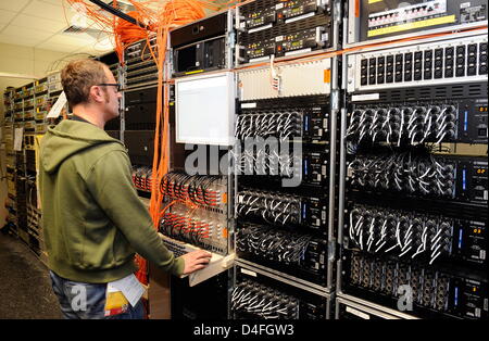 Ein Techniker Überprüft Leitungen Im Reifezeugnis Schaltraum von ARD Und ZDF, Aufgenommen bin Samstag (02.08.2008) in Peking Im International Broadcasting Center (IBC). Foto: Gero Breloer Dpa (c) Dpa - Bildfunk Stockfoto