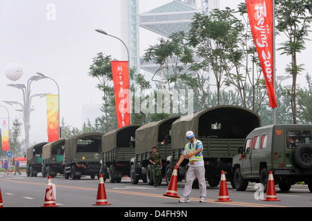 Schwere Lkw von paramilitärischen Polizei Stand nahe dem Eingang zum Olympischen Bereich vor den 2008 Olympischen Spiele in Peking, Beijing, China, 7. August 2008. Foto: Jens Büttner ## #dpa### Stockfoto