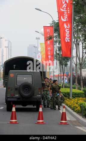 Schwere Lastkraftwagen von Paramilitärische Polizeieinheiten mit Soldaten stehen in einer Straße von der Olympischen Greean Bereich vor den 2008 Olympischen Spiele in Peking, Beijing, China, 7. August 2008. Foto: Bernd Thissen ## #dpa### Stockfoto