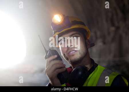 Arbeiter mit Walkie-talkie im tunnel Stockfoto