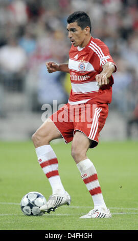 Bayern München Innenverteidiger Lucio steuert den Ball während das Testspiel FC Bayern München V Inter Mailand im Stadion Allianz Arena München, 5. August 2008. Inter gewann das Spiel mit 1: 0. Foto: Peter Kneffel Stockfoto