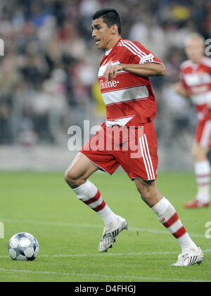 Bayern München Innenverteidiger Lucio steuert den Ball während das Testspiel FC Bayern München V Inter Mailand im Stadion Allianz Arena München, 5. August 2008. Inter gewann das Spiel mit 1: 0. Foto: Peter Kneffel Stockfoto