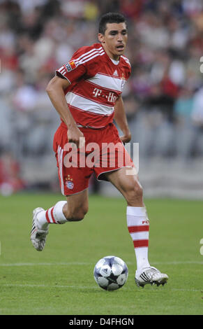 Bayern München Innenverteidiger Lucio steuert den Ball während das Testspiel FC Bayern München V Inter Mailand im Stadion Allianz Arena München, 5. August 2008. Inter gewann das Spiel mit 1: 0. Foto: Peter Kneffel Stockfoto