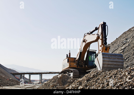 Bagger arbeiten im Steinbruch Stockfoto