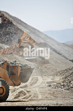 Bagger arbeiten im Steinbruch Stockfoto