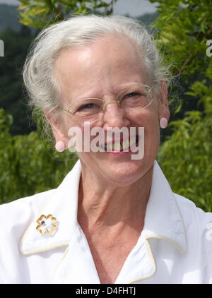 Königin Margrethe II. von Dänemark lächelt Chateau de Cayx, wo sie und ihr Mann die Presse in Cahors, Frankreich, 8. August 2008 erhalten. Foto: A. Nieboer (Niederlande) Stockfoto