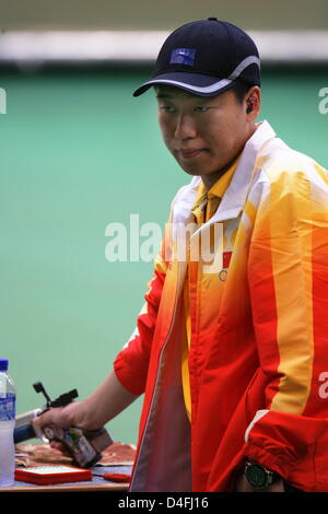 Gewinner der Goldmedaille chinesische Wei-Pang, während das Finale der Herren 10m Luft Pistole Qualifikation in Beijing Shooting Range Hall bei den 2008 Olympischen Spielen in Peking, China, 9. August 2008 zu sehen. Foto: Jens Buettner Dpa (c) Dpa - Bildfunk Stockfoto