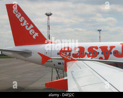 (Dpa-Datei) Ein Datei-Bild vom 25. Mai 2005 erfasst ein Flugzeug der britischen No-Frills-Carrier EasyJet an Schönefeld Flughafen Berlin, Deutschland. Foto: Xamax Stockfoto