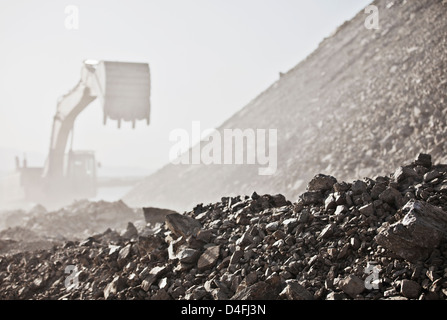 Bagger arbeiten im Steinbruch Stockfoto