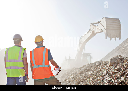 Arbeitnehmer, die gerade Bagger im Steinbruch Stockfoto