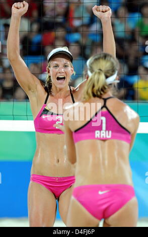 Stephanie Pohl (L) und Okka Rau (R) Deutschland feiern in der vorläufigen Vorrundenspiel in der WomensÒs-Beach-Volleyballturnier im Chaoyang Park Beachvolleyball Stadium bei der 2008 Olympischen Spielen in Peking, Peking, China, 9. August 2008. Foto: Karl-Josef Hildenbrand ## #dpa### Stockfoto