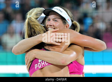 Stephanie Pohl (L) und Okka Rau (R) Deutschland feiern in der vorläufigen Vorrundenspiel in der WomensÒs-Beach-Volleyballturnier im Chaoyang Park Beachvolleyball Stadium bei der 2008 Olympischen Spielen in Peking, Peking, China, 9. August 2008. Foto: Karl-Josef Hildenbrand ## #dpa### Stockfoto